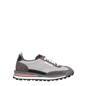 Les baskets de Thom Browne conviennent aux femmes gris