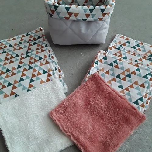 Lot de 9 lingettes motif  graphique dans sa panniere  assortie