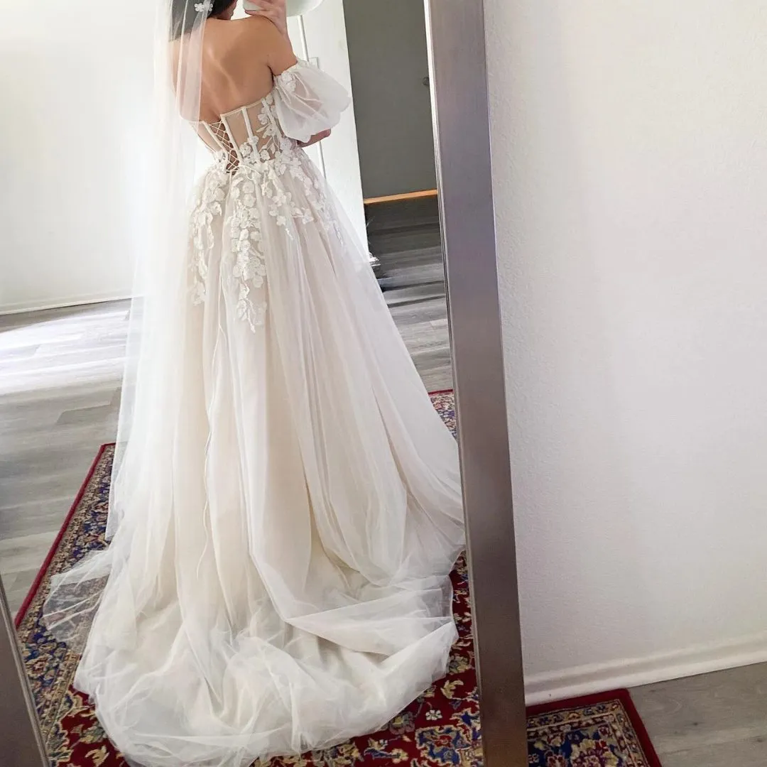 Robe De Mariée Manches Courtes Bouffantes Et Dentelle Florale