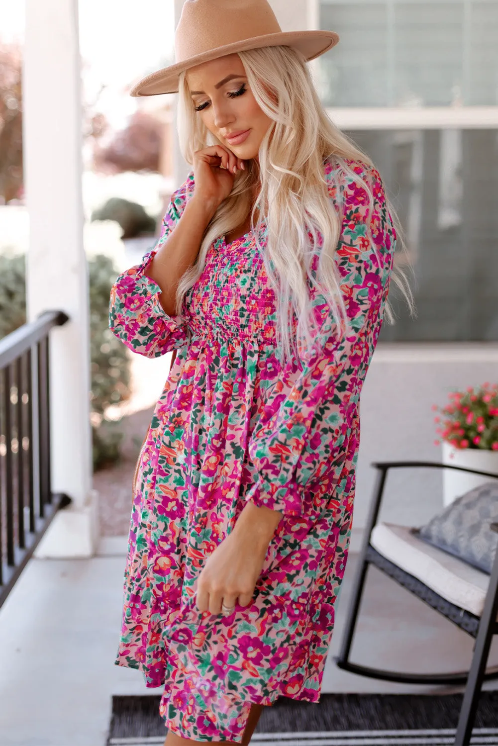 Robe florale violette smockée à col en V et manches bouffantes