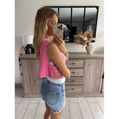 Veste courte sans manches rose motifs brodés